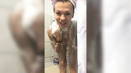 Проказница моется