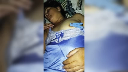 Повесил спящей жене прищепку на сосок