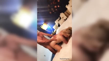 Ебёт любовницу, а жена снимает