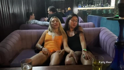 Пьяные сучки сняли трусики в баре