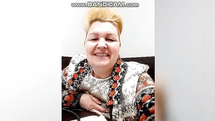 Титьки зрелой в похоронке