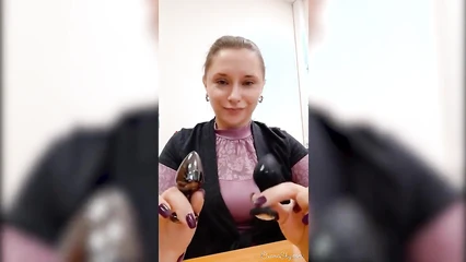 Пышная Оксана на работе в офисе
