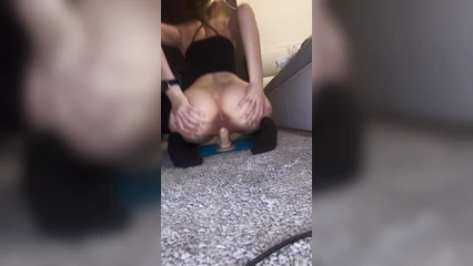 Шлюшка с маленькой задницей прыгает на дилдо