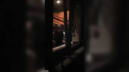 Моя жена страстно целуется с молодым на балконе