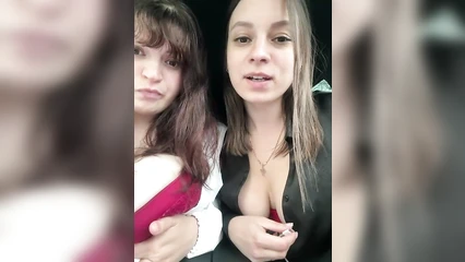 Две грудастые подруги ведут свой стрим