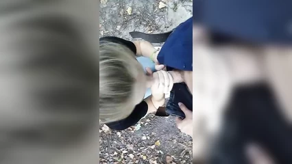 Приласкала член губами на улице