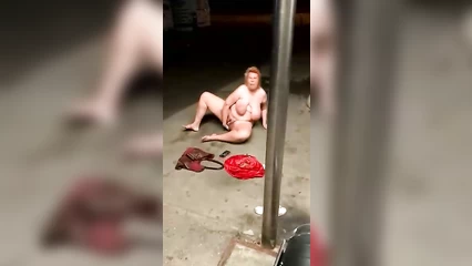 Толстая дрочит на улице